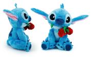 Disney maskotka pluszowa Stitch z różą 25cm. Wydawca: SIMBA. Dadada.pl Opakowanie Disney maskotka pluszowa Stitch z różą 25cm