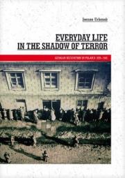 Everyday Life in the Shadow of Terror. Autor: Urbanek Joanna. Dadada.pl Okładka książki Everyday Life in the Shadow of Terror