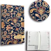 Kalendarz 2024 A6 tygodniowy paisley kwiaty blue. Wydawca: EV-Corp. Dadada.pl Opakowanie Kalendarz 2024 A6 tygodniowy paisley kwiaty blue
