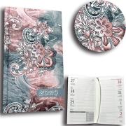 Kalendarz 2024 A6 tygodniowy paisley szare. Wydawca: EV-Corp. Dadada.pl Opakowanie Kalendarz 2024 A6 tygodniowy paisley szare
