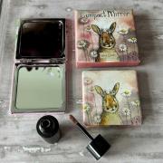 Lusterko w pudełku Królik i stokrotki. Wydawca: Alex Clark. Dadada.pl Opakowanie Lusterko w pudełku Królik i stokrotki