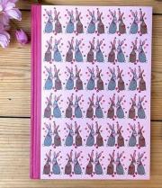 Notatnik A5 SHB08 Zakochane króliczki TW. Wydawca: Alex Clark. Dadada.pl Opakowanie Notatnik A5 SHB08 Zakochane króliczki TW