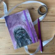 Notatnik z gumką A6 SCN23 Króliczek. Wydawca: Alex Clark. Dadada.pl Opakowanie Notatnik z gumką A6 SCN23 Króliczek