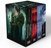 Okładka książki Pakiet Trylogia Klątwy. Porwana pieśniarka / Ukryta łowczyni / Waleczna czarownica + Niedoskonali wyd. 2023