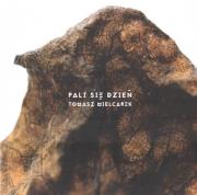 Pali się dzień. Autor: Mielcarek Tomasz. Dadada.pl Okładka książki Pali się dzień