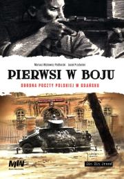 Pierwsi w boju Obrona poczty polskiej w Gadńsku. Autor: Wójtowicz-Podhorski Mariusz, Przybylski Jacek. Dadada.pl Okładka książki Pierwsi w boju Obrona poczty polskiej w Gadńsku