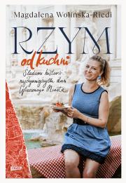 Rzym od kuchni. Śladami historii najsłynniejszych dań Wiecznego Miasta. Autor: Magdalena Wolińska-Riedi. Dadada.pl Okładka książki Rzym od kuchni. Śladami historii najsłynniejszych dań Wiecznego Miasta