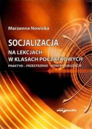 Socjalizacja na lekcjach w klasach początkowych. Autor: Nowicka Marzenna. Dadada.pl Okładka książki Socjalizacja na lekcjach w klasach początkowych
