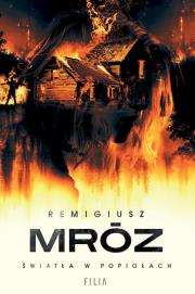 Światła w popiołach wyd. kieszonkowe. Autor: Remigiusz Mróz. Dadada.pl Okładka książki Światła w popiołach wyd. kieszonkowe