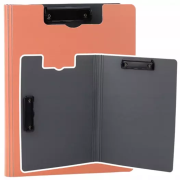 Deska z okładką A4 dwa klipy plastikowa różowa. Wydawca: Leantoys. Dadada.pl Opakowanie Deska z okładką A4 dwa klipy plastikowa różowa