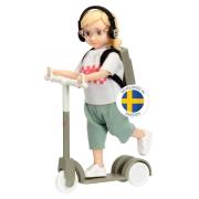 Lalka dziewczynka na hulajnodze. Wydawca: MICKI. Dadada.pl Opakowanie Lalka dziewczynka na hulajnodze