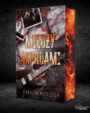 Okładka książki Między Akordami (ilustrowane brzegi)