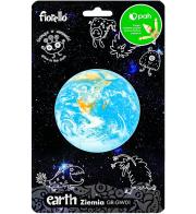Naklejka fluorescencyjna Ziemia 9cm. Wydawca: Fiorello. Dadada.pl Opakowanie Naklejka fluorescencyjna Ziemia 9cm