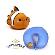 Poduszka podróżna z zabawką 2w1 Błazenek Adoramals CUSH374. Wydawca: PUCKATOR EUROPEAN DISTRIBUTION CENTRE. Dadada.pl Opakowanie Poduszka podróżna z zabawką 2w1 Błazenek Adoramals CUSH374