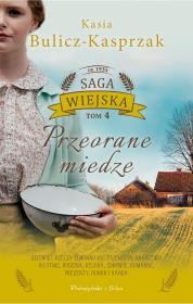 Saga wiejska Tom 4 Przeorane miedze. Autor: Bulicz-Kasprzak Kasia. Dadada.pl Okładka książki Saga wiejska Tom 4 Przeorane miedze