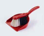 Szufelka ze zmiotką czerwona Klein. Wydawca: Malik. Dadada.pl Opakowanie Szufelka ze zmiotką czerwona Klein