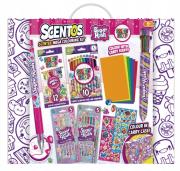 Walizka do pokolorowania fioletowa. Wydawca: Scentos. Dadada.pl Opakowanie Walizka do pokolorowania fioletowa