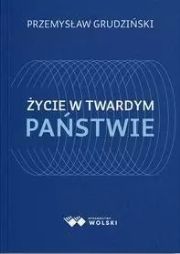 Życie w twardym państwie. Autor: Grudziński Przemysław. Dadada.pl Okładka książki Życie w twardym państwie