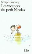 Les vacances du petit Nicolas. Autor: René Goscinny, Jean Jacques Sempe. Dadada.pl Okładka książki Les vacances du petit Nicolas