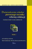 Doświadczenia szkolne pierwszego rocznika reformy edukacji tom 1. Autor: Maria Dudzikowa, Renata Waerzyniak-Beszterdy. Dadada.pl Okładka książki Doświadczenia szkolne pierwszego rocznika reformy edukacji tom 1