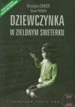 Dziewczynka w zielonym sweterku z płytą CD. Autor: Chiger Krystyna, Paisner Daniel. Dadada.pl Okładka książki Dziewczynka w zielonym sweterku z płytą CD