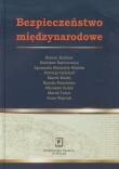 Bezpieczeństwo międzynarodowe. Autor: Roman Kuźniar (red.), Bieńczyk-Missala Agnieszka, Balcerowicz Bolesław. Dadada.pl Okładka książki Bezpieczeństwo międzynarodowe