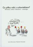 Co piłka robi z człowiekiem. Autor: Borowczyk Jerzy, Hamerski Wojciech. Dadada.pl Okładka książki Co piłka robi z człowiekiem