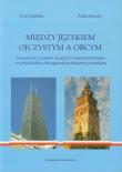 Między językiem ojczystym a obcym. Autor: Ewa Lipińska, Anna Seretny. Dadada.pl Okładka książki Między językiem ojczystym a obcym