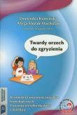 Twardy orzech do zgryzienia. Autor: Dominika Kamińska, Alicja Ślęzak-Stachulak. Dadada.pl Okładka książki Twardy orzech do zgryzienia