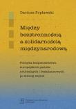 Między bezstronnością a solidarnością międzynarodową. Autor: Popławski Dariusz. Dadada.pl Okładka książki Między bezstronnością a solidarnością międzynarodową