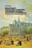 Paradygmaty kształcenia studentów i wspierania .... Autor: Sajdak Anna (red.). Dadada.pl Okładka książki Paradygmaty kształcenia studentów i wspierania ...
