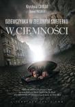 Dziewczynka w zielonym sweterku W ciemności. Autor: Chiger Krystyna, Paisner Daniel. Dadada.pl Okładka książki Dziewczynka w zielonym sweterku W ciemności