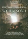 Dziewczynka w zielonym sweterku W ciemności. Autor: Chiger Krystyna, Paisner Daniel. Dadada.pl Okładka książki Dziewczynka w zielonym sweterku W ciemności