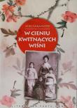 W cieniu kwitnących wiśni. Autor: Sakamoto Miki. Dadada.pl Okładka książki W cieniu kwitnących wiśni