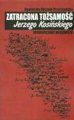 Zatracona tożsamość Jerzego Kosińskiego. Autor: Przychodzka Agnieszka Urszula. Dadada.pl Okładka książki Zatracona tożsamość Jerzego Kosińskiego