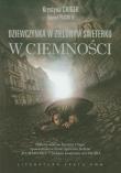 Dziewczynka w zielonym sweterku W ciemności. Autor: Chiger Krystyna, Paisner Daniel. Dadada.pl Okładka książki Dziewczynka w zielonym sweterku W ciemności