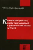 Konstytucyjne podstawy stanów nadzwyczajnych w państwach bałkańskich i w Turcji. Autor: Leszczyński Tadeusz Zbigniew. Dadada.pl Okładka książki Konstytucyjne podstawy stanów nadzwyczajnych w państwach bałkańskich i w Turcji