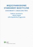 Międzynarodowe standardy bioetyczne. Autor: Jasudowicz Tadeusz, Kapelańska-Pręgowska Julia, Czepek Jakub. Dadada.pl Okładka książki Międzynarodowe standardy bioetyczne