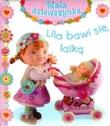 Okładka książki Lila bawi się lalką. Mała dziewczynka