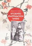 W cieniu kwitnących wiśni. Autor: Sakamoto Miki. Dadada.pl Okładka książki W cieniu kwitnących wiśni