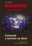 Bogowie nie umierają. Człowiek z sercem na dłoni. Autor: Nowak Anna. Dadada.pl Okładka książki Bogowie nie umierają. Człowiek z sercem na dłoni
