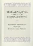 Teoria i praktyka stosunków międzynarodowych. Autor: Marek Pietraś, Surmacz Beata, Dumała Hanna. Dadada.pl Okładka książki Teoria i praktyka stosunków międzynarodowych