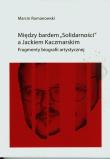 Między bardem Solidarności a Jackiem KaczmarskIM. Autor: Romanowski Marcin. Dadada.pl Okładka książki Między bardem Solidarności a Jackiem KaczmarskIM