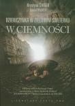 Dziewczynka w zielonym sweterku W ciemności. Autor: Chiger Krystyna, Paisner Daniel. Dadada.pl Okładka książki Dziewczynka w zielonym sweterku W ciemności