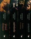 Pakiet Cykl Zmierzchu 1-4 okładka filmowa. Autor: Stephenie Meyer. Dadada.pl Okładka książki Pakiet Cykl Zmierzchu 1-4 okładka filmowa