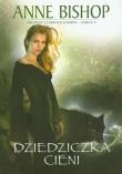 Trylogia czarnych kamieni Księga 2 Dziedziczka cieni. Autor: Bishop Anne. Dadada.pl Okładka książki Trylogia czarnych kamieni Księga 2 Dziedziczka cieni