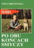 Po obu końcach smyczy. Autor: Mrzewińska Zofia. Dadada.pl Okładka książki Po obu końcach smyczy