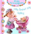 Mała dziewczynka - Lila bawi się lalką. Autor: Beaumont Emilie. Dadada.pl Okładka książki Mała dziewczynka - Lila bawi się lalką