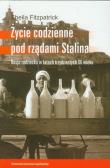 Życie codzienne pod rządami Stalina. Autor: Fitzpatrick Sheila. Dadada.pl Okładka książki Życie codzienne pod rządami Stalina