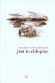 Jest tu chłopiec. Autor: Lisowska-Niepokólczycka Anna. Dadada.pl Okładka książki Jest tu chłopiec
